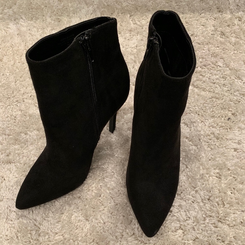 NWT CHARLES by CHARLES DAVID Delicious 2 Bootie
